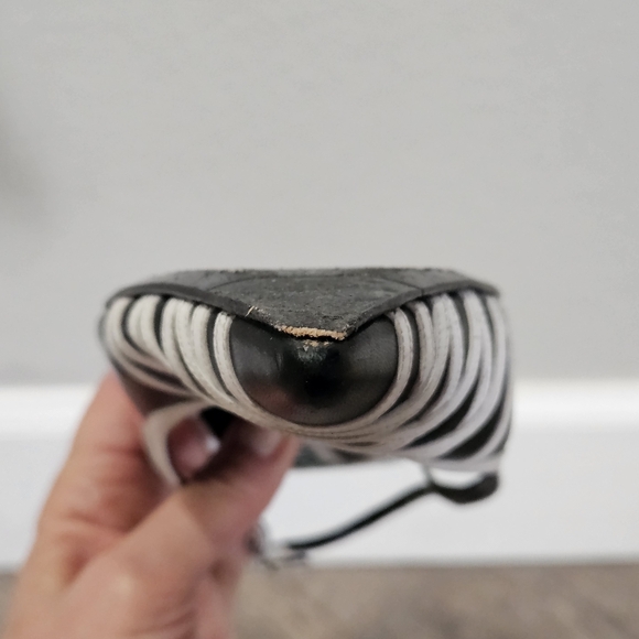 Black & white leather pumps - Picture 5 of 15